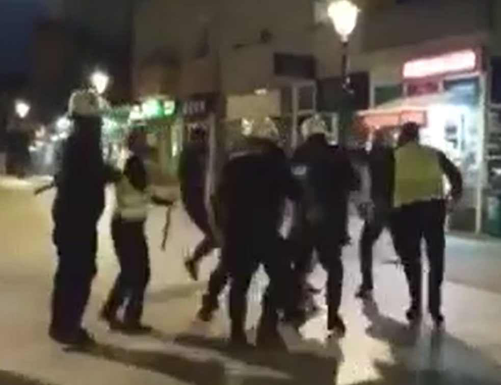 Junačine! Gomila policajaca prebija mladića (VIDEO)